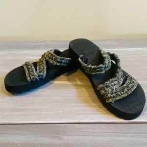 Muk Luks Slides Size 9 NEW